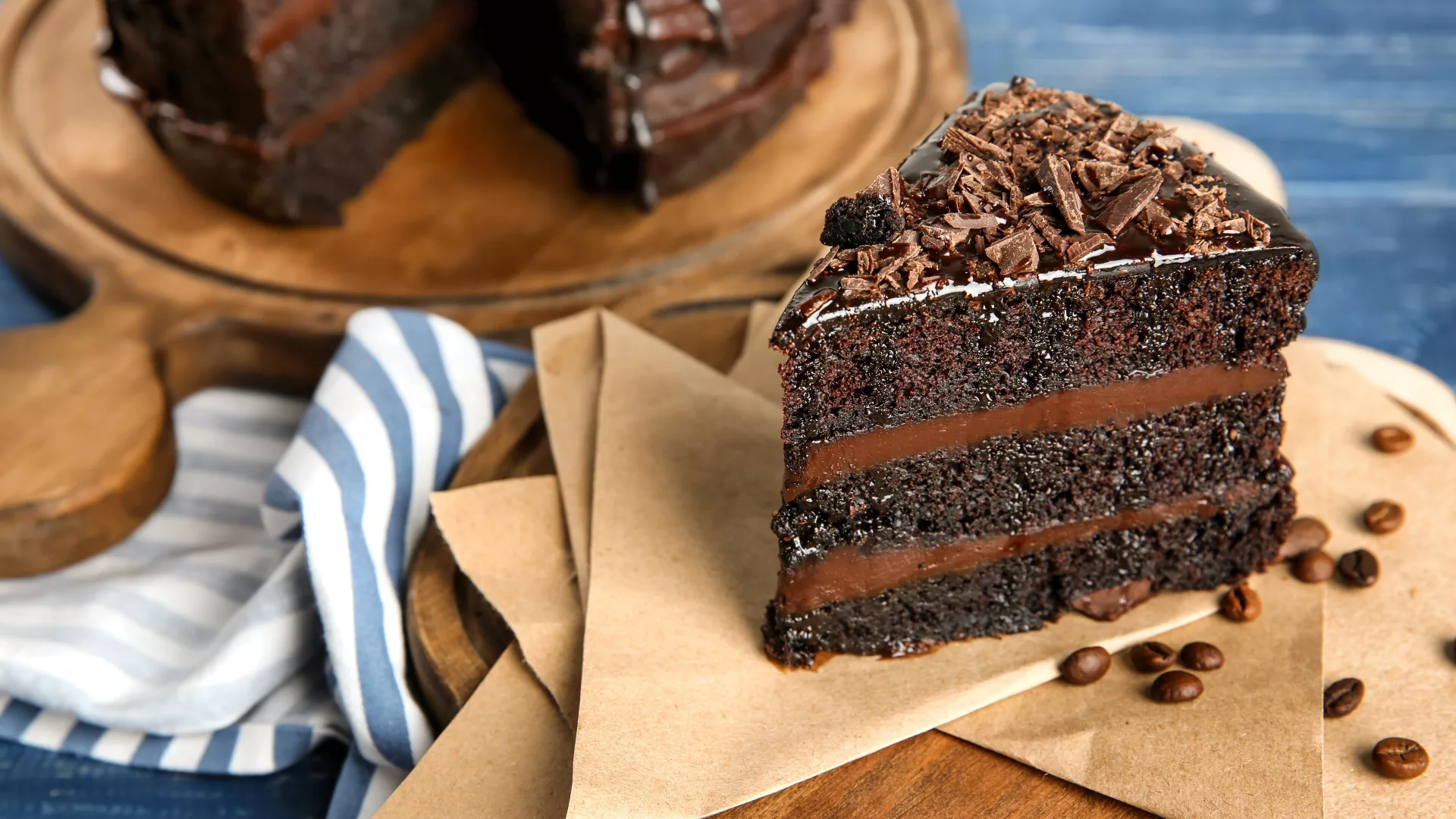Vaření s láskou 2018Food___Cakes_and_Sweet_A_piece_of_delicious_chocolate_cake_on_a_table_with_coffee_beans_127481_23 Tříminutový čokoládový dort v mikrovlnce si získává srdce mlsounů Recept na dezerty  