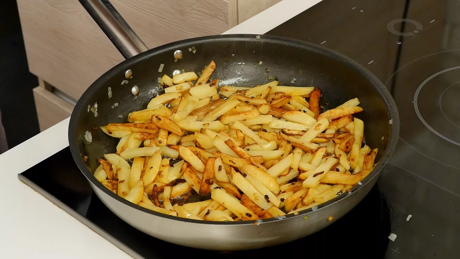 Vaření s láskou p_O 5 tajemství dokonalé smažené brambory: Recept, který si zamilujete Snadné a rychlé recepty  