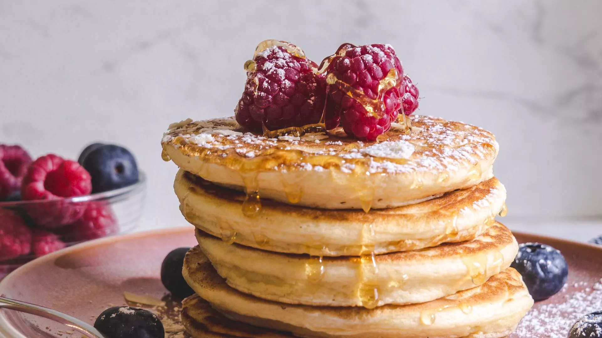 Vaření s láskou pancakes_berries_honey_200337_1920x1080 7 tipů, jak připravit dokonalé lívance: Recept, který si zamilujete Recept na dezerty Veganské pokrmy Zdravá výživa  