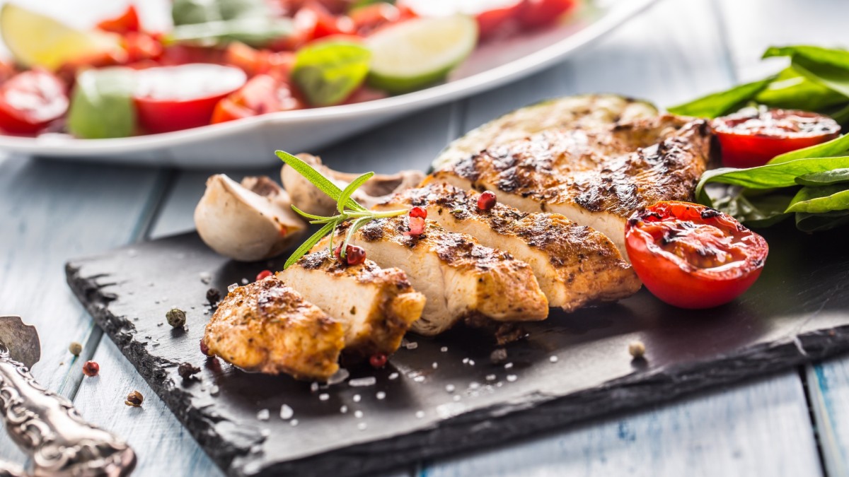 Vaření s láskou 2019Food___Meat_and_barbecue_Baked_chicken_meat_on_a_board_with_tomatoes_134476_23 Jak nalozit kureci maso na gril: Kompletni pruvodce pro dokonale grilovani Zprávy  