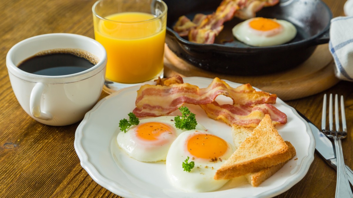 Vaření s láskou 2020Food_Fried_eggs_with_bacon_and_toast_on_a_table_with_juice_and_coffee_143282_23 Jak připravit ideální snídani za 10 minut: 5 nápadů pro energické ráno Snadné a rychlé recepty Zdravá výživa  